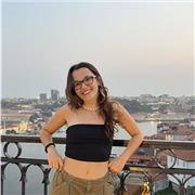 Estudiante con pasión por los idiomas y las artes dispuesta a transmitir su entusiasmo a través del aprendizaje.